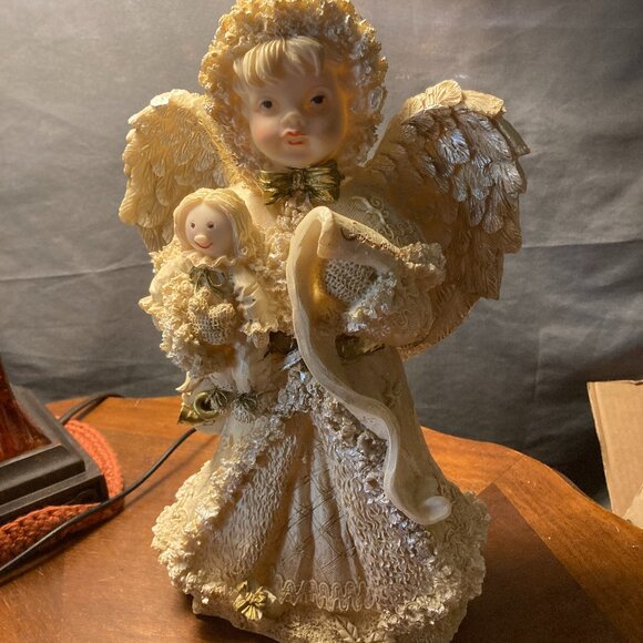 ANGEL WITH LITTLE DOLL & SCROLL - Picture 1 of 7